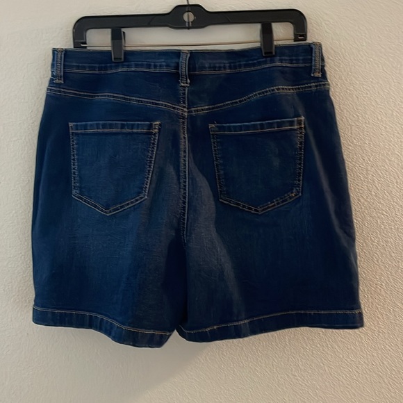 Gloria Vanderbilt Denim Ladies Shorts. Size 12. 5 pocket. Sewn hem Amanda - Picture 4 of 7
